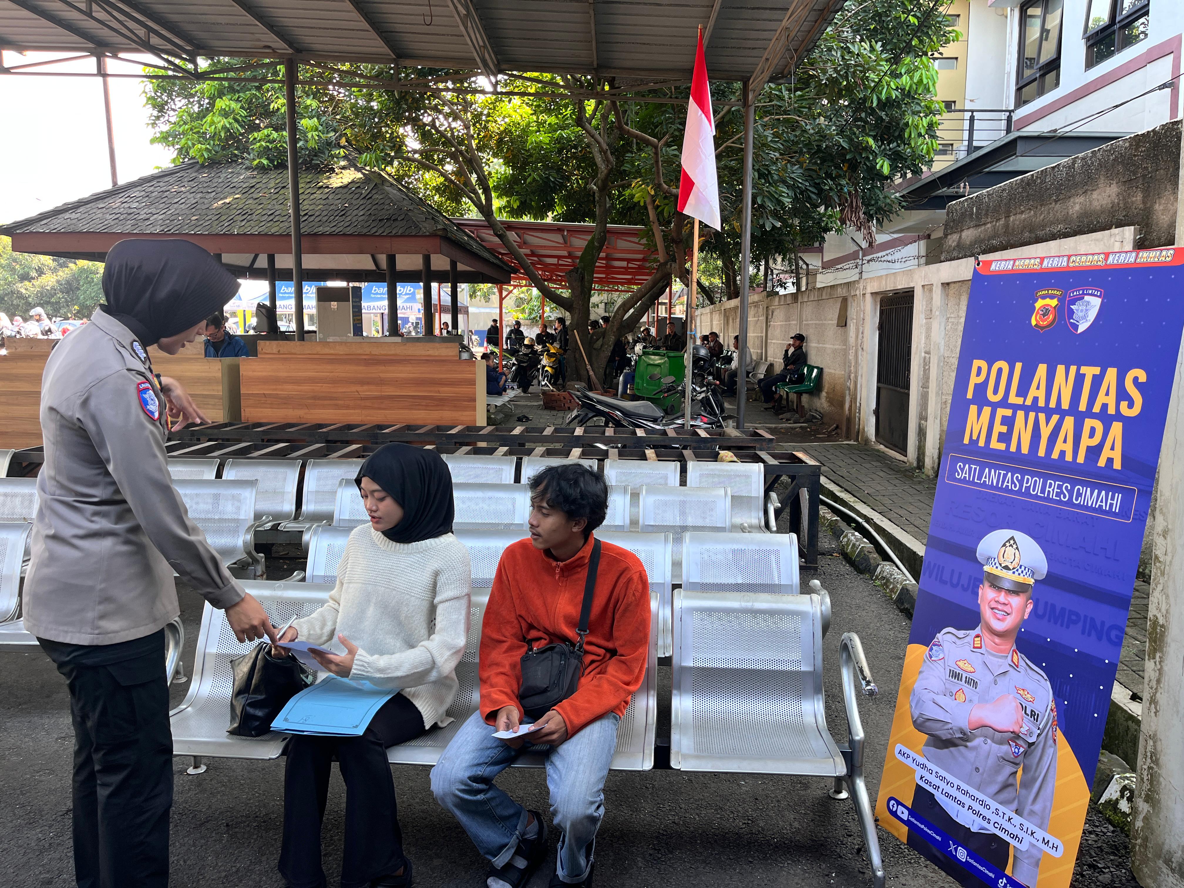 Berikan Pelayanan Publik Transparan, Samsat Cimahi Edukasi Wajib Pajak Melalui “Polantas Menyapa”