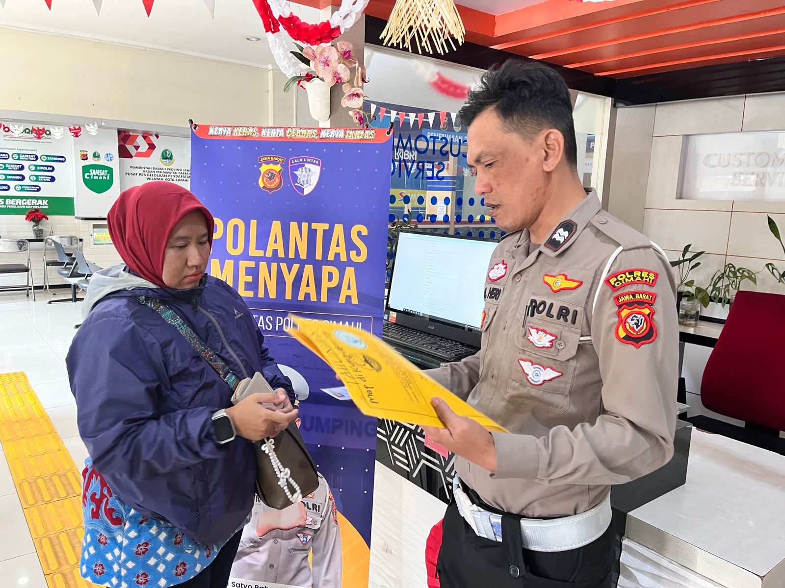 Polantas Menyapa di Samsat Cimahi, Dorong Warga Bayar Pajak Kendaraan