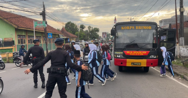Brimob Polda Jabar Sediakan Bus Sekolah Gratis bagi Pelajar dan Guru