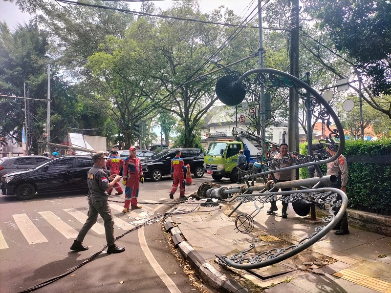 Sejumlah Tiang PJU Roboh di Kota Bandung Akibat Kabel Tersangkut Kendaraan
