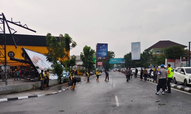 Papan Reklame Roboh dan Pohon Tumbang Tertiup Angin Kencang   