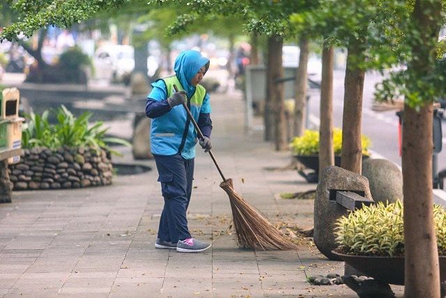 Petugas Sapu Jalan Belum Disiplin, Farhan Akan Awasi Secara Digital