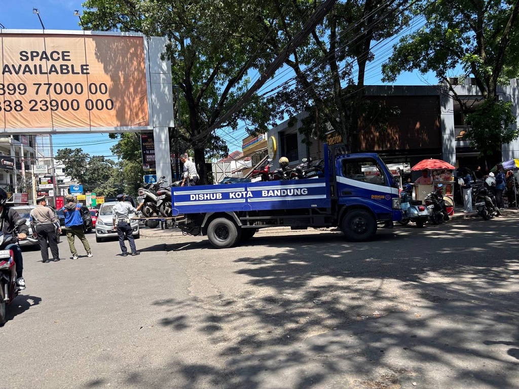 Dishub Kota Bandung Tindak Parkir Liar, 31 Kendaraan Ditilang